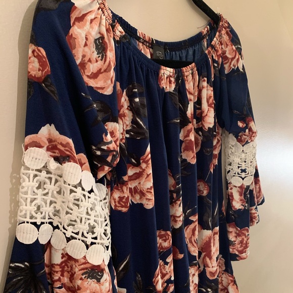 women’s floral tunic - Picture 3 of 3